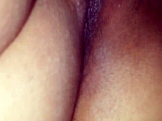 Vuoi Vedere Questa Fica Deliziosa Essere Leccata?