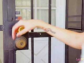 Vau, blondinka MILF dominira nad sladko Latino! 😍