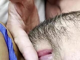 Kleine natürliche Titten Cherry Kiss hart gefickt in rauer Szene