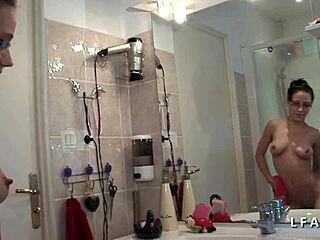 Nuori kaunis pieni 18+ brunette nai vanhan perverssin