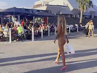 Monika Fox se svléká donaha, ukazuje piercingované bradavky na ulicích Cap d’Agde