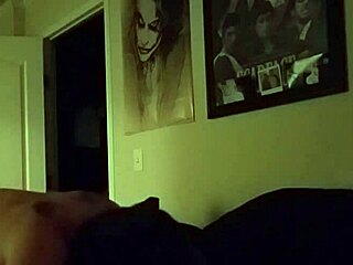 Søt rødhåret får stram fitte banket hardt av stor kuk, stønnene hennes gjaller i rommet