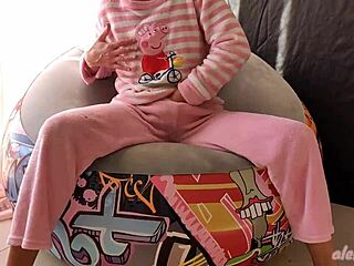 Худая крошка сильно брызжет сквиртом