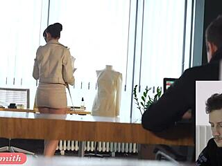 Ho beccato Jeny Smith stuzzicare un ragazzo, spogliandosi nuda in ufficio