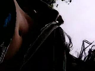 Vanesa Undresses in the Park Publicly