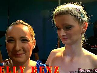 年増の女が黄金シャワー飲み干し、18歳以上の小胸でフェチグループフェラを高画質で！