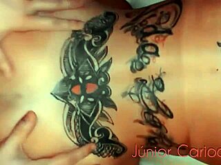 Loira dançando na festa provoca aquela bunda grande para doggystyle licking.