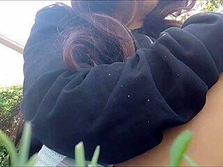 Ne verujem, pogledaj njene divlje pokrete u parku