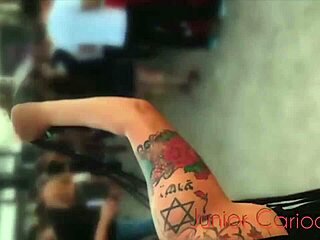 Loira dançando na festa provoca aquela bunda grande para doggystyle licking.