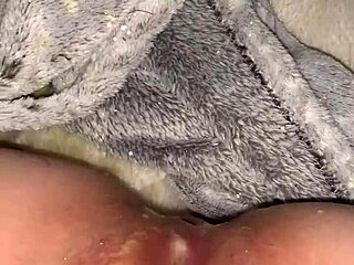 Kinky geil spel met natte romige kut en pis op bed