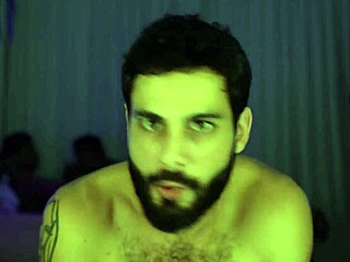 Sieben behaarte Typen bareback nackt in wilder Orgie