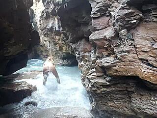 Nippleringlover naga na plaży nudystów z przekłutą cipką i rozciągniętymi sutkami.