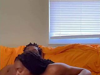 Pourquoi cette jeune ébène chevauche une grosse bite noire si sauvagement ?