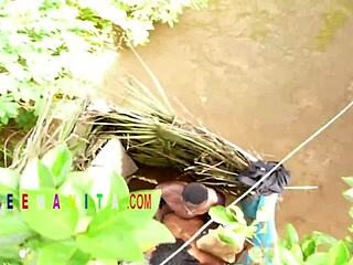 Undeva în Africa, am văzut o gospodină futută într-o baie