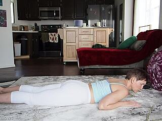 Brunetka v bikiniju draži z joga gibi in brezdlakimi skrivnostmi med vadbo