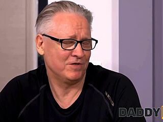 Hei blondi nymfo, valmis viettelemään poikaystäväsi unkarilainen appiukko keskiyöllä?