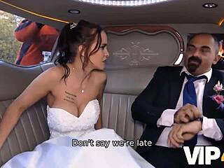 Mariée laisse son mari regarder son cul se faire défoncer dans une limo