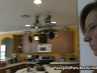 Figliastra Alora James a disposizione, vuoi unirti a noi?