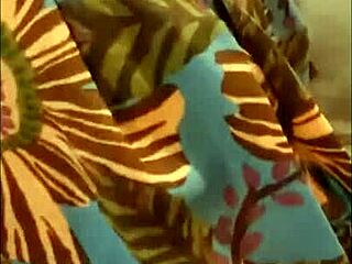 Boldly Fucking the Seller Blinded by Money, Showering Her with Intense Cum