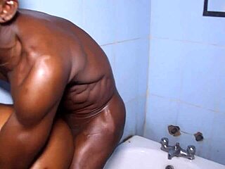 نيك زوجة المالك بقوة في الحمام