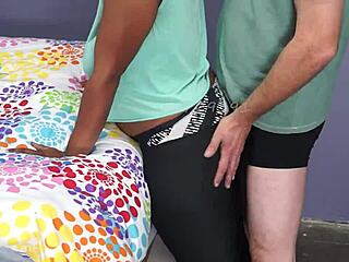 Ебони гузови акција се претвара у дивљу међурасу забаву