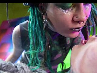 Dövmeli uzaylı kızlar sert sikilirken anal squirt büyük strap on ile yoğun zevk alıyor