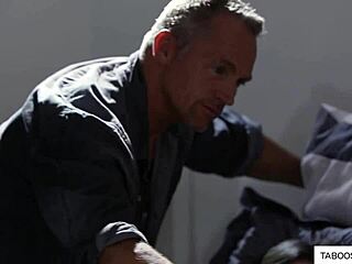 Хеј, стари тата, синоћ си ме жестоко набио, још осећам!