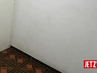 Tip the delivery guy part 1 blowjob with milf mexican sucking cock!