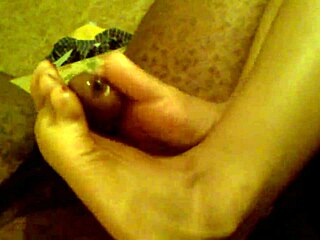 sexy latina in the hood gives an amazing footjob