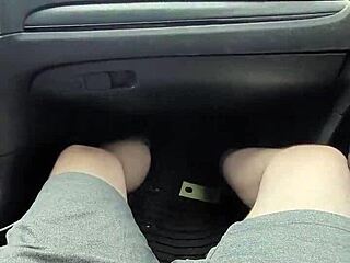 Kleine 18+ Freundin wichst und bläst im öffentlichen Auto