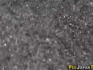 Muszę się odlać na zewnątrz, powiedziała stara Azjatka