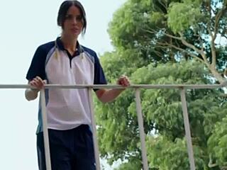 גונב בגדים ממורה חמה בחדר מקלחת משאיר אותה עירומה וגזולה