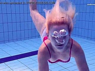 Russische Schlampe Elena Proklova schwimmt nackt unter Wasser!