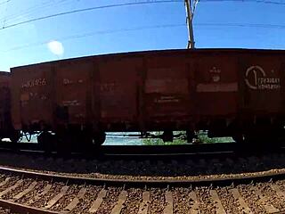 Katty West em anal e DP selvagem ao ar livre no mar com pauzão e engasgos