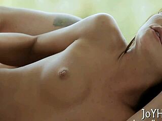 Έφηβη Barely Legal Ρουφάει Τεράστιο Πούτσα με Δεξιοτεχνία