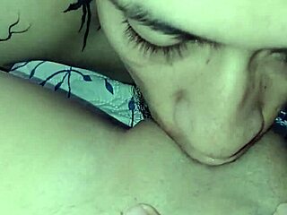 Budak lelaki jilat tempat licin sedap dalam klip rumah