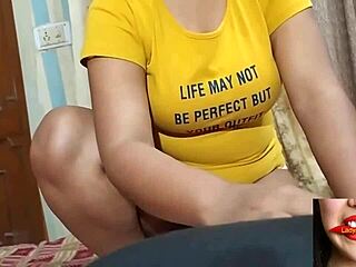 इंडियन सोनपरी को पिंक कुर्ती में गंदी हिंदी बातों के साथ चोदा!