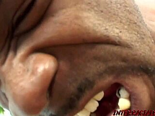 Katie Ray lida com dois paus grandes com movimentos selvagens