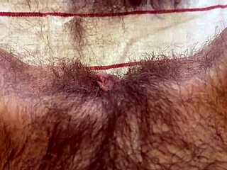 Mijn lange poeshaar knippen in kinky close-up fetisj clip