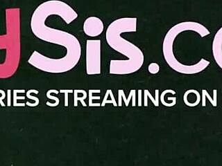 Ebony 18+ genç kız soyunuyor ve arkadaşının sevgilisini ham sikiş için baştan çıkarıyor