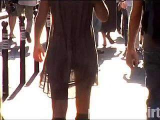 Sbircia sottoveste primaverile a una birichina di 19 anni