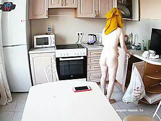 Гърдаста млада мацка 18+ чисти гола в кухнята с изложени големи цици.