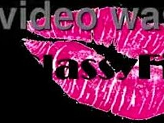 Κομψή Κυρία Πιάστηκε να Βρέχεται, Δωροδοκήθηκε να Πιπιλίσει το Τεράστιο Πούτσο του Αφεντικού. Δημόσιος Περίπατος με Σπέρμα στο Γραφείο Ακολουθεί