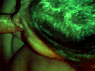 Ehefrau lutscht Schwanz in geiler Nahaufnahme