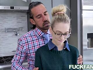 Enteada Lily Larimar Seduz Johnny Castle, o Homem da Casa. Resiste a Esse Corpinho?