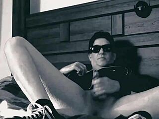 Solo gay guy fists himself to cumshot