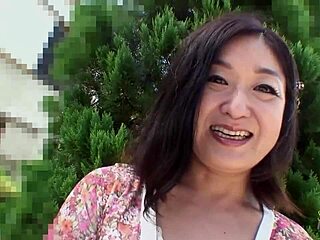 작은 자지 남자, 흥분한 아시아 성숙한 여자를 강하게 박아