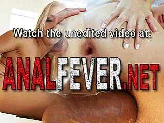 Hé, nézd ezt az anál ribancot, ahogy fuldoklik a vastag farkamon! Akarod látni, ahogy mélyebbre veszi?