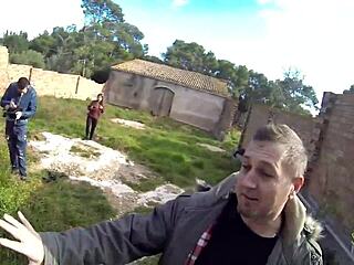 Милф соблазняет оператора в интенсивный уличный анал во время фотосессии