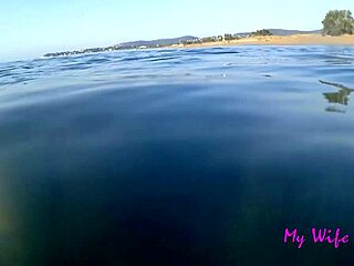 특별한 이탈리아 밀프, 해변에서 자지 갈구하며 물속에서 빨고 박아